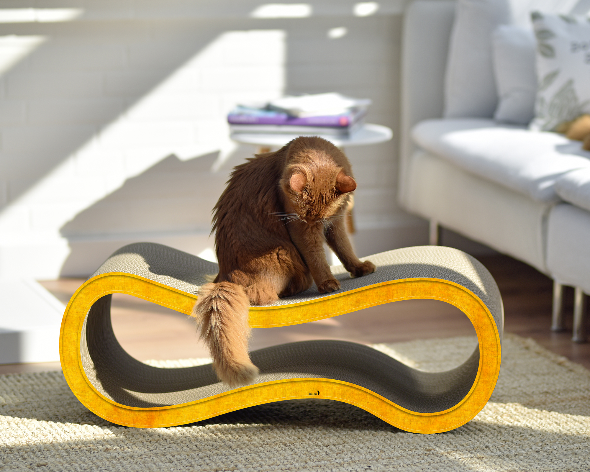 Katze auf SINGHA-L – moderner Design-Kratzbaum aus Kratzpappe von cat-on