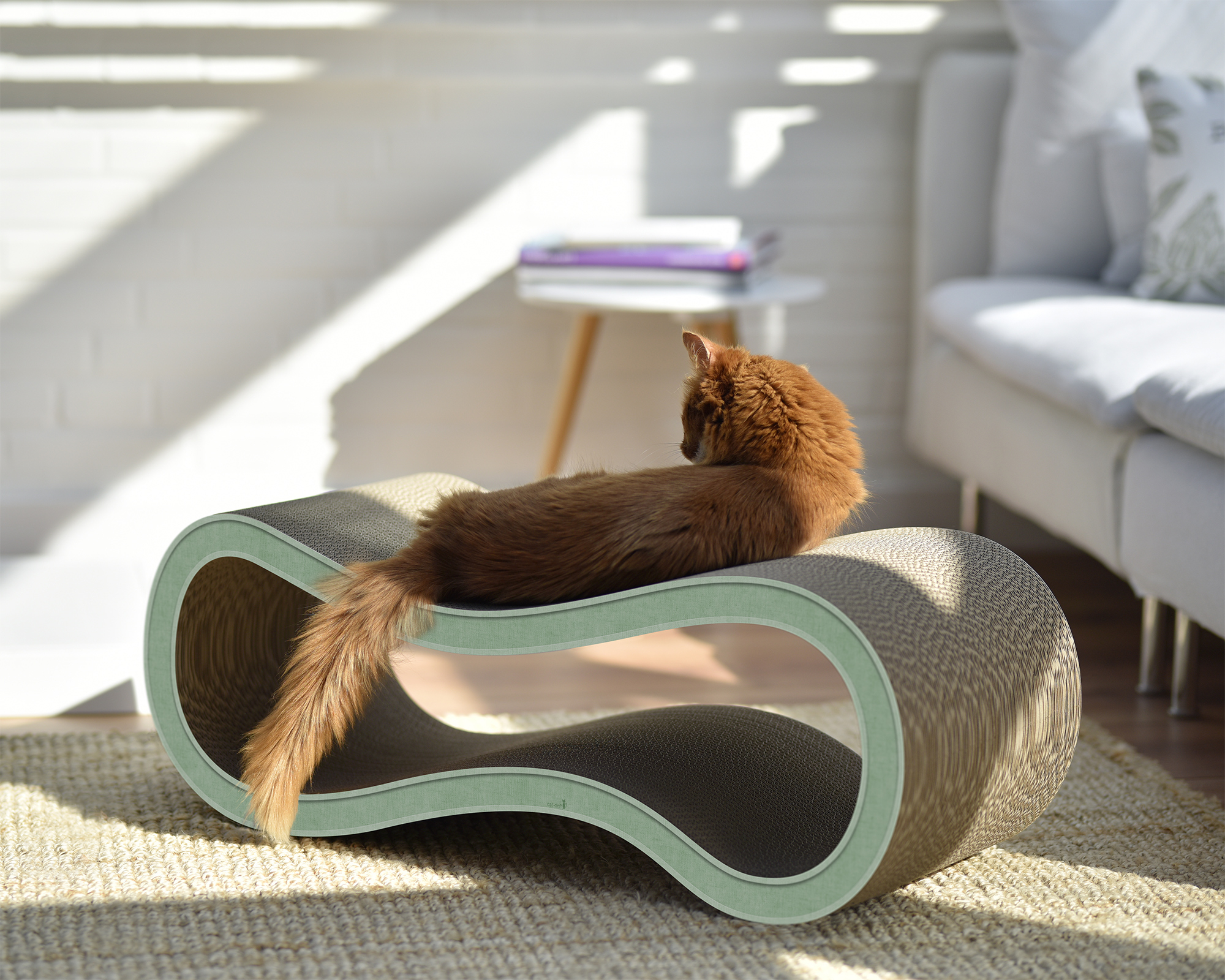 Katze auf SINGHA-L – moderner Design-Kratzbaum aus Kratzpappe von cat-on