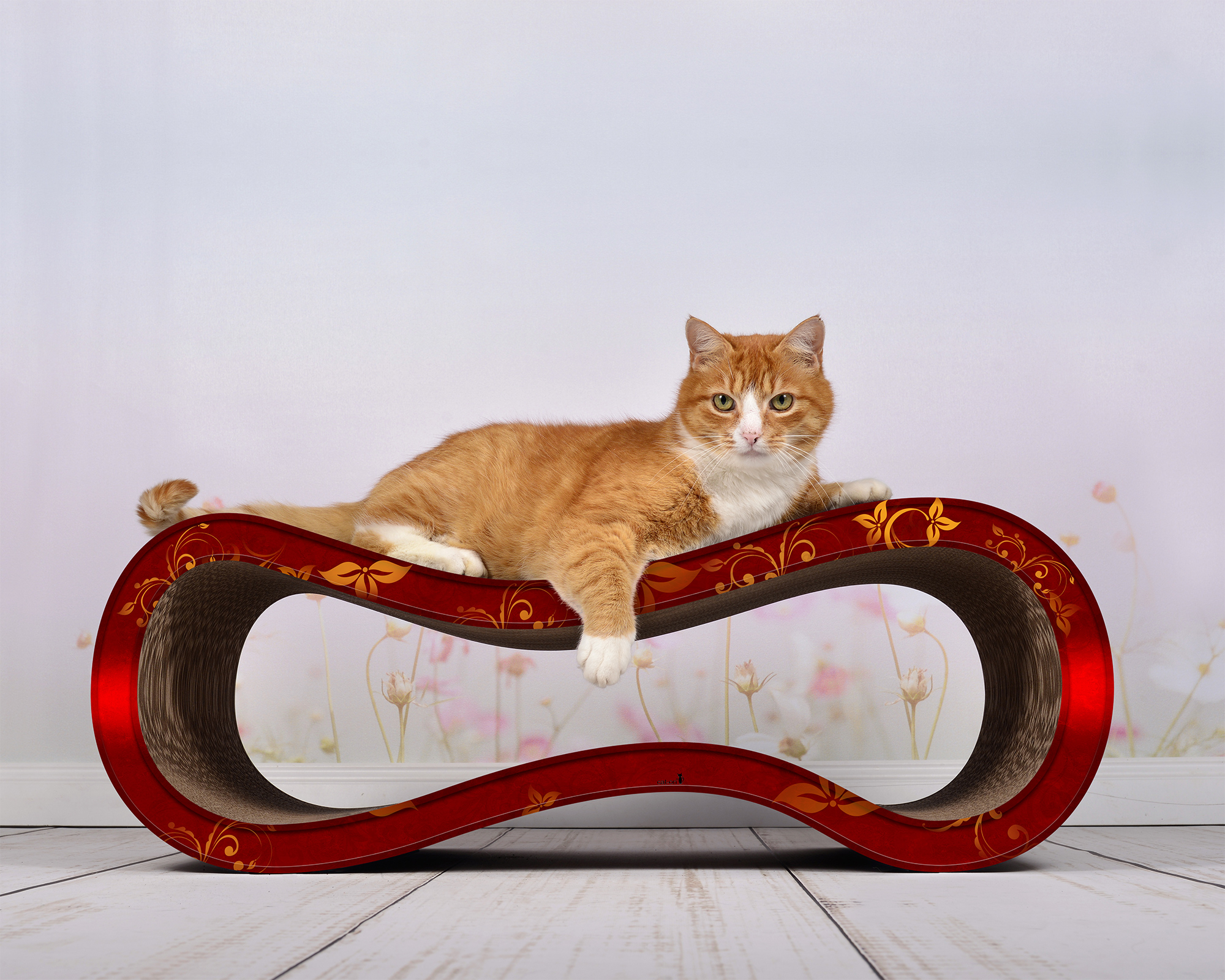 Katze auf SINGHA-L – moderner Design-Kratzbaum aus Kratzpappe von cat-on
