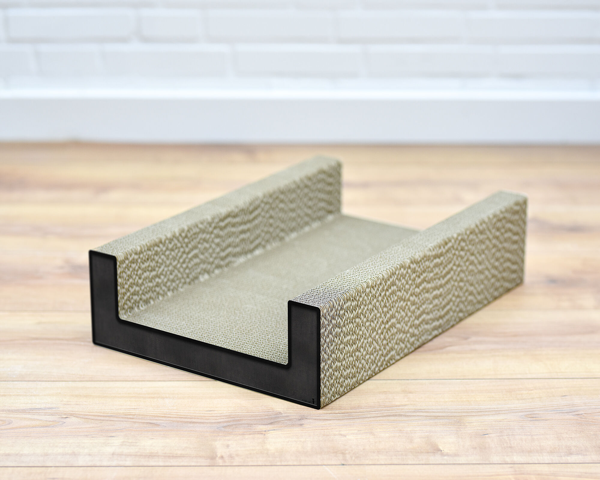 PURRFECT SCRATCH LOUNGE – un griffoir moderne en carton durable, élégant et fonctionnel, idéal pour griffer, jouer et se détendre.