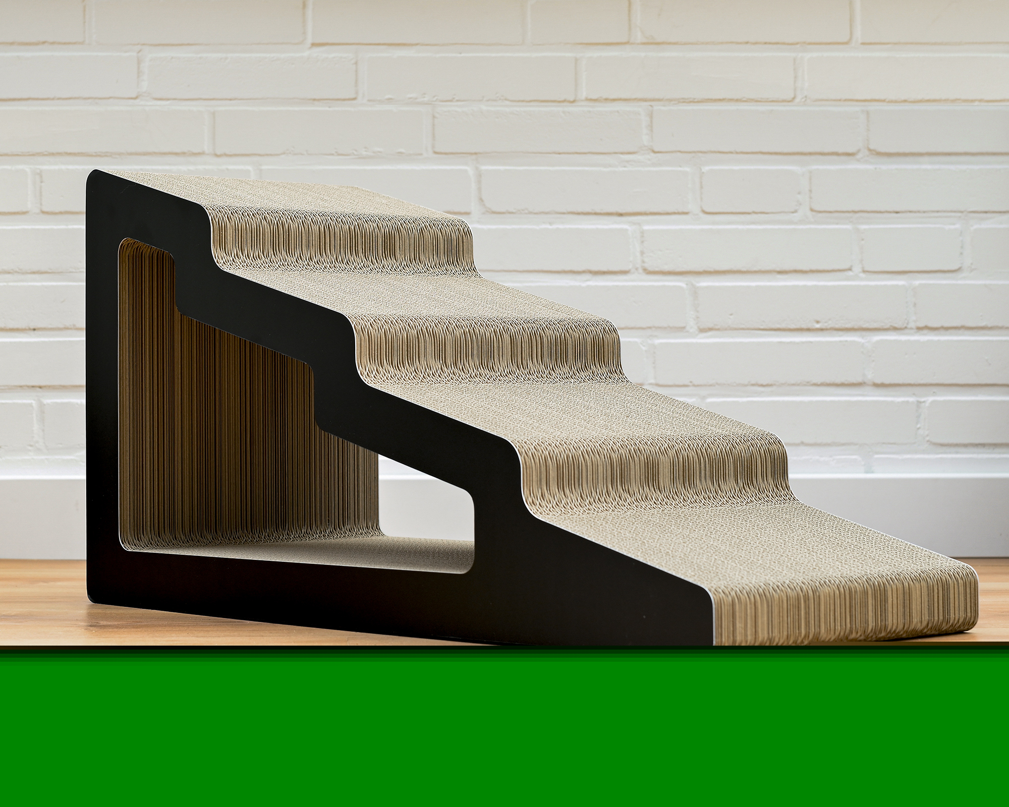 Stylische Kratztreppe aus Kratzpappe