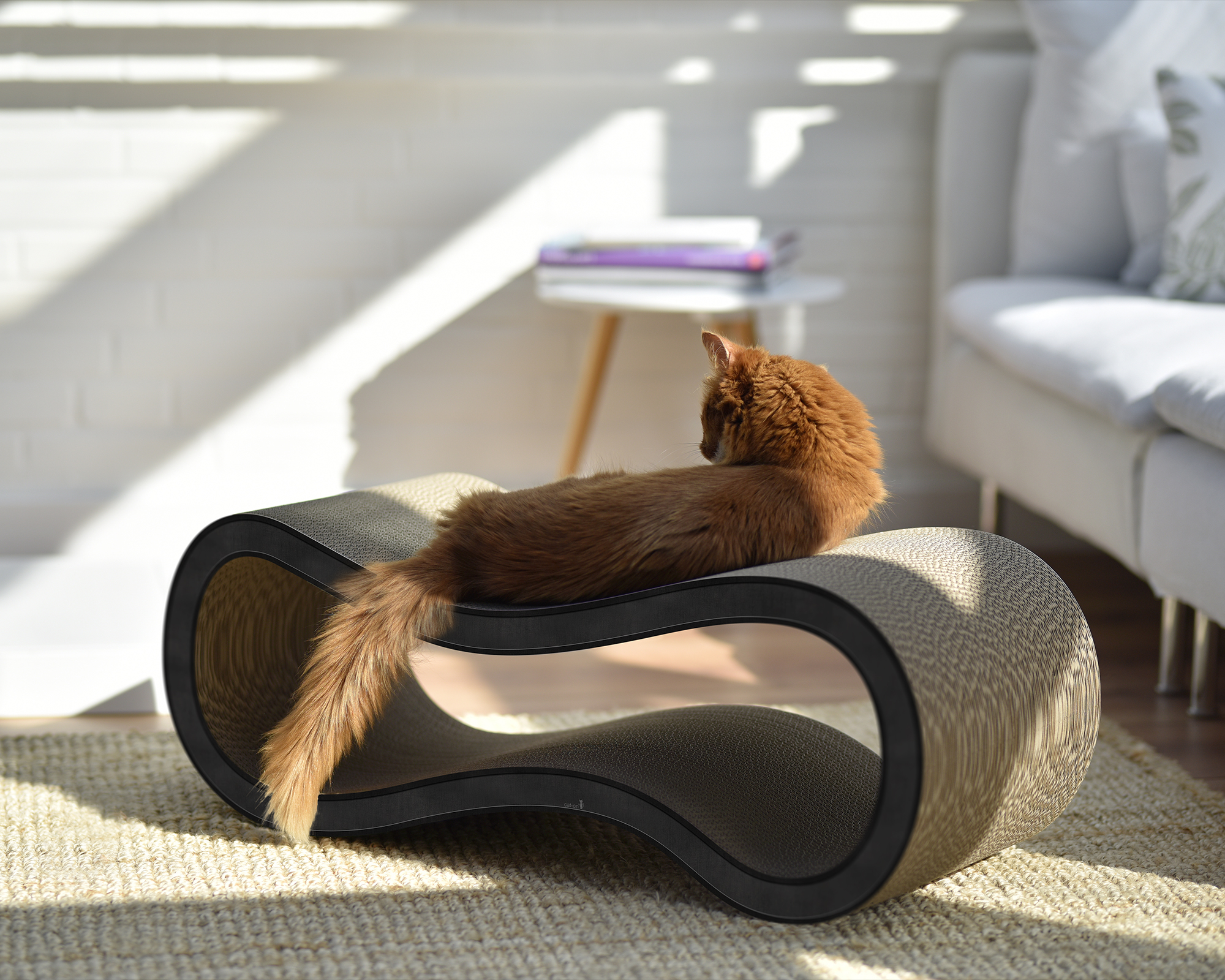 Moderner Design-Kratzbaum Singha L aus Wellpappe in Anthrazit – Katze auf der Liegefläche