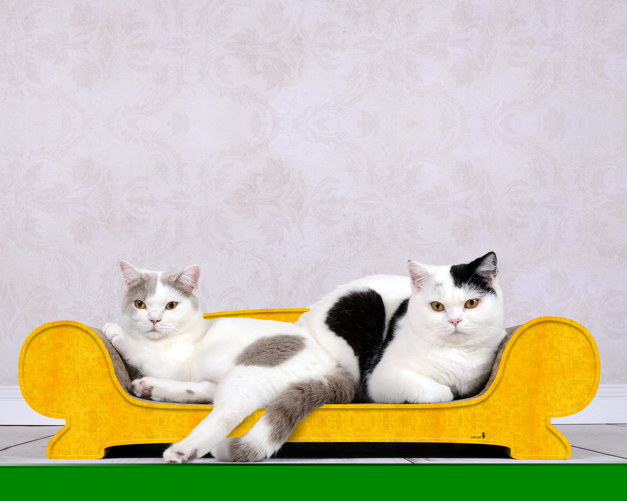 Gelbes Katzensofa VERTIGE aus Wellpappe in schräger Ansicht – elegantes Kratzmöbel mit Wellenform