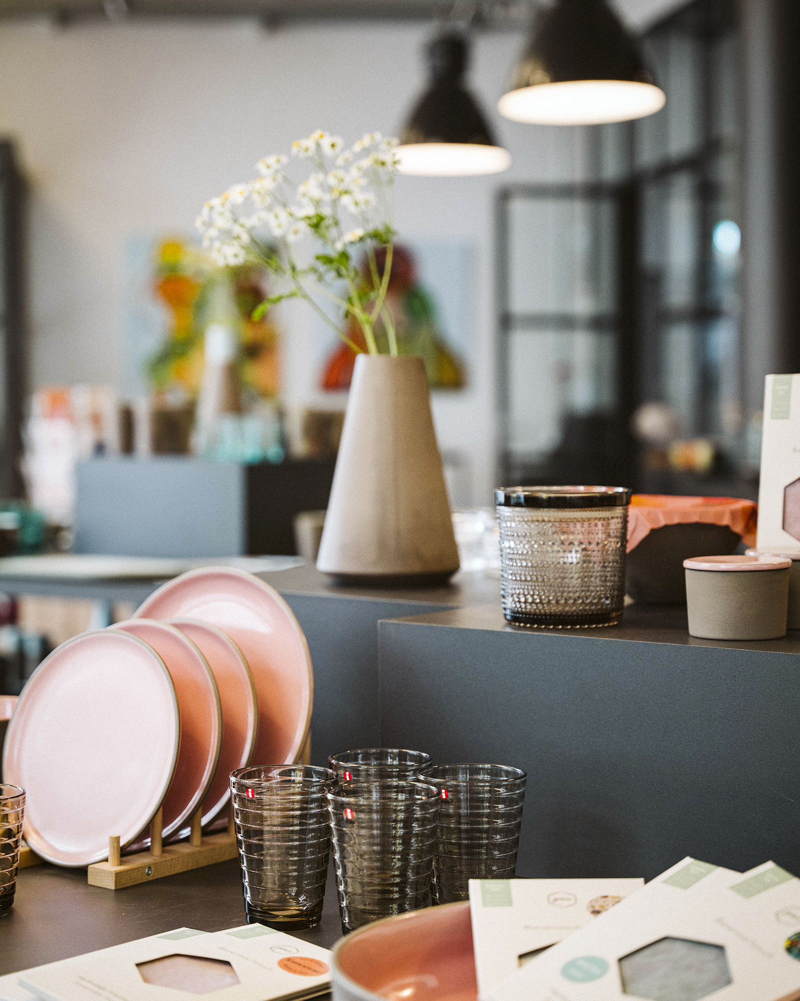 Blumenfisch Store in Berlin mit Tassen und Keramik