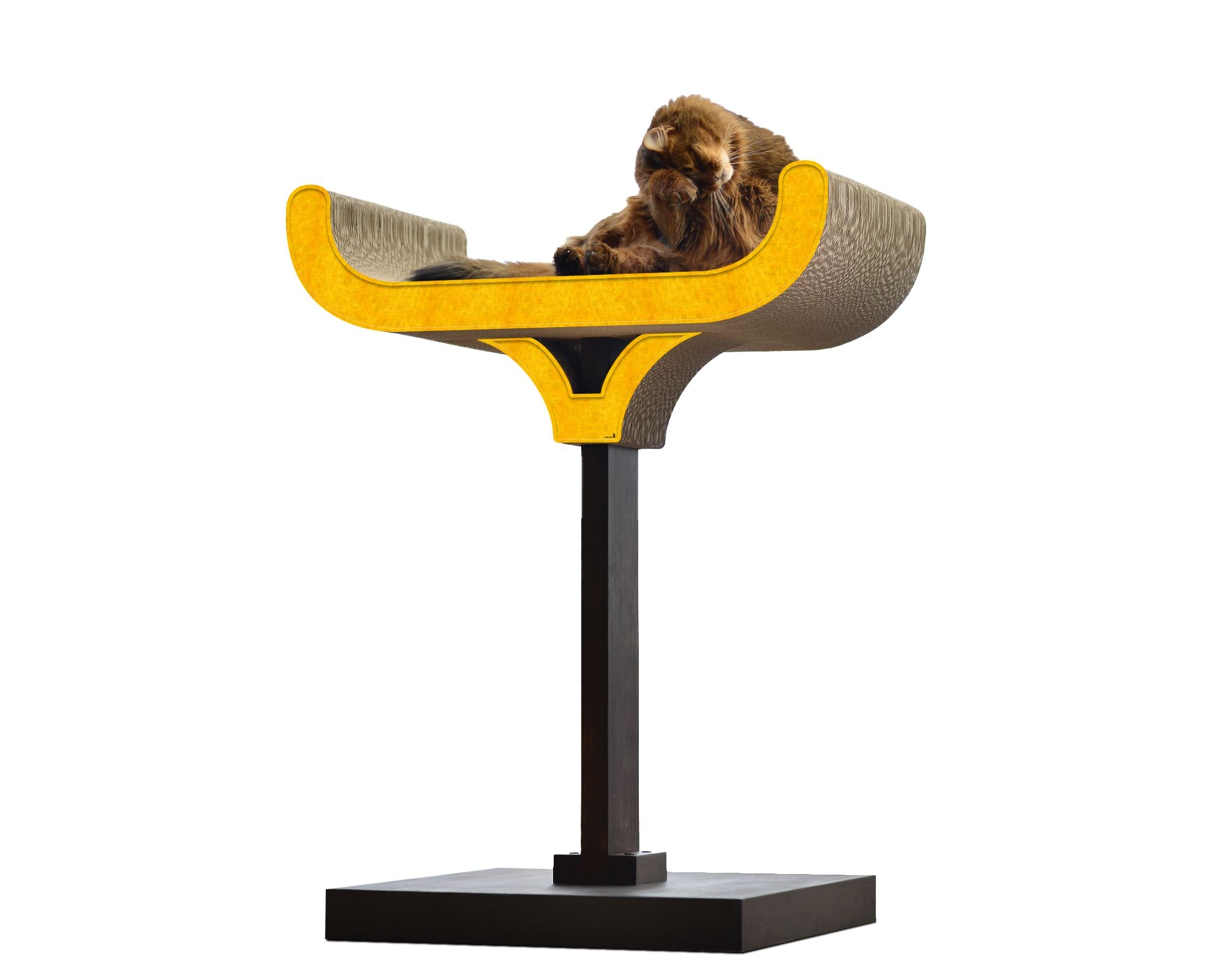 Katze liegt und spielt auf dem Design Kratzbaum Corbeille – exklusiver Kratzbaum aus Holz und Wellpappe, stilvolles Katzenmöbel