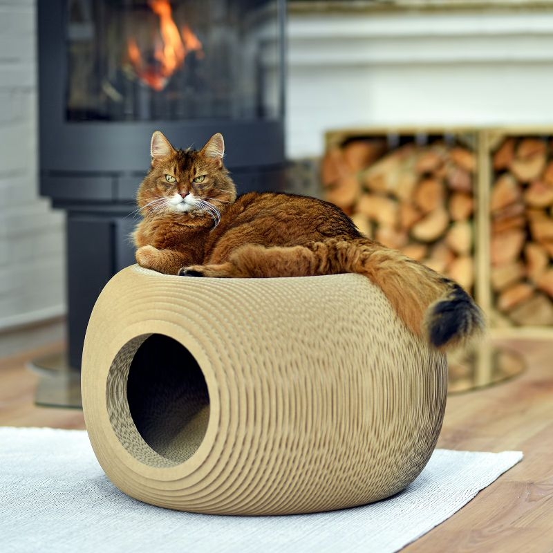 Cat relaxing on the sturdy BILLE scratch basket made from sustainable corrugated cardboard