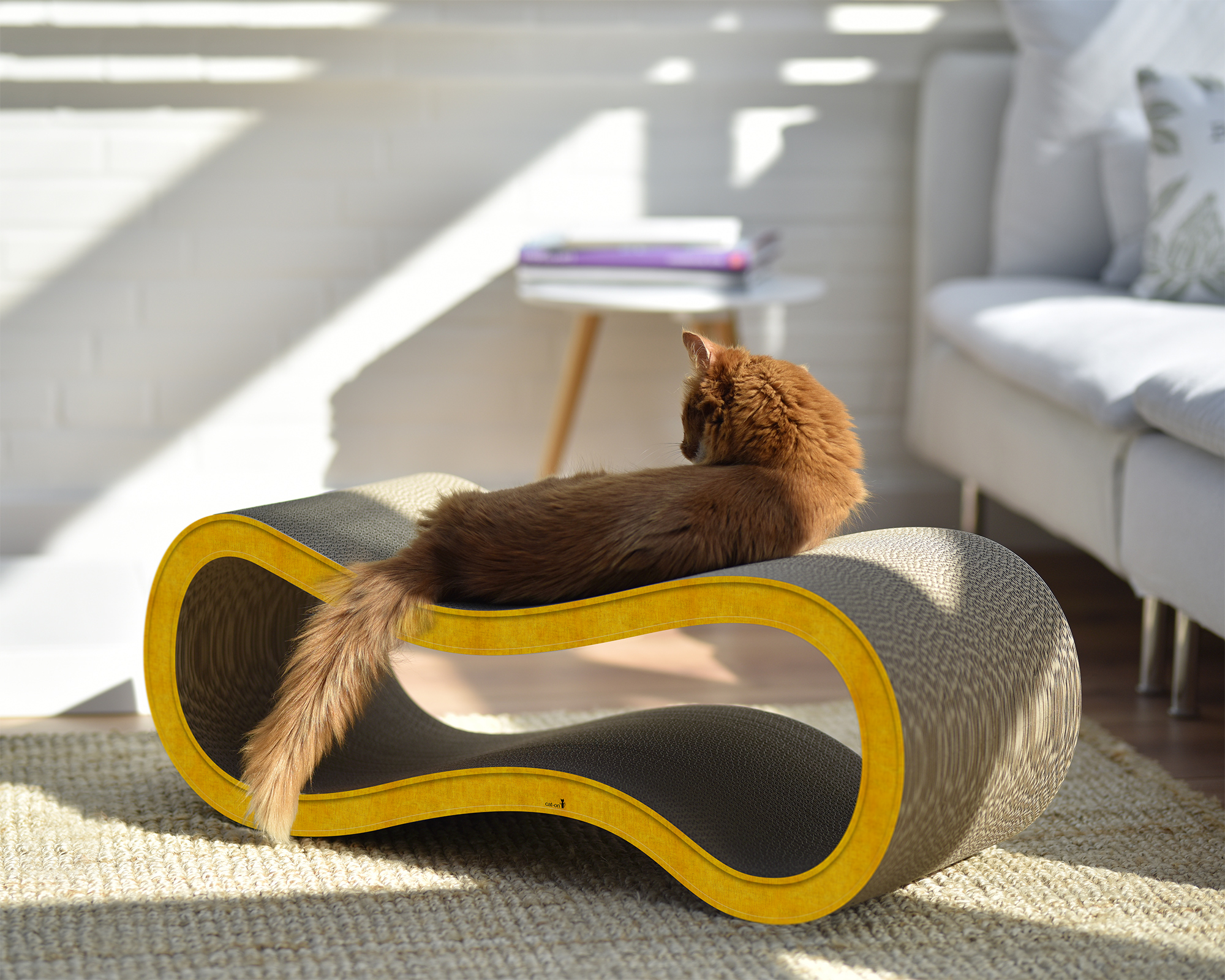 Katze auf SINGHA-L – moderner Design-Kratzbaum aus Kratzpappe von cat-on