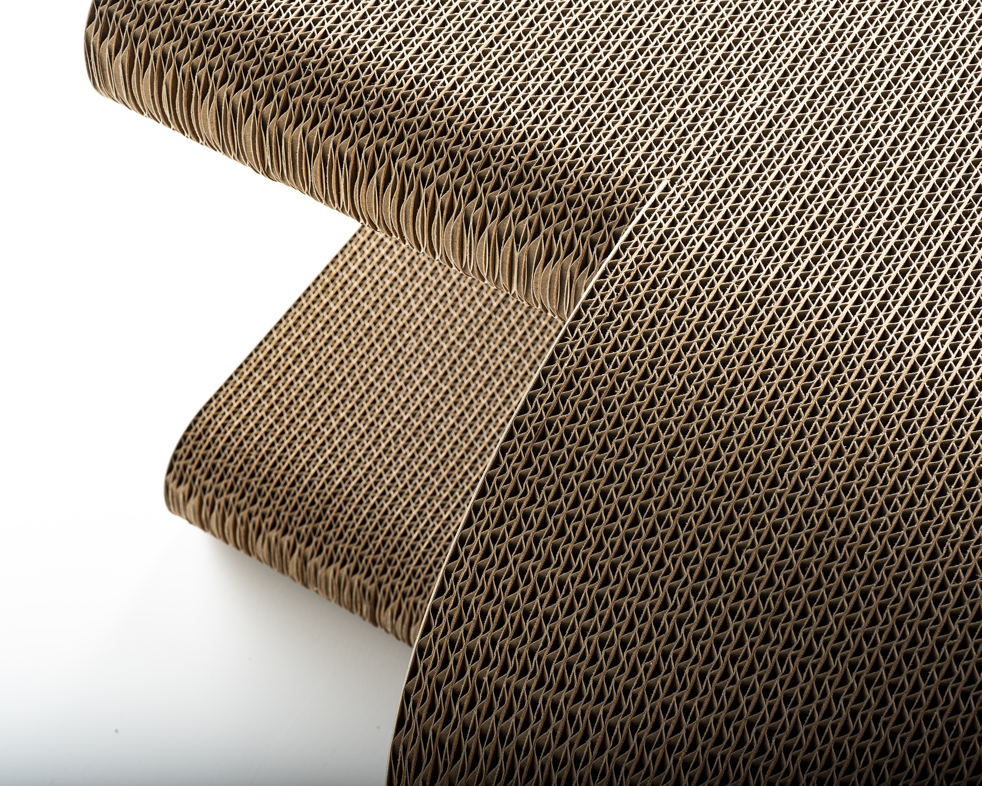 High-quality honeycomb structure of the LA VAGUE XL designer scratcher – durable & eco-friendly Close-up of the sustainable premium corrugated cardboard used in LA VAGUE XL – handmade in Berlin by cat-on