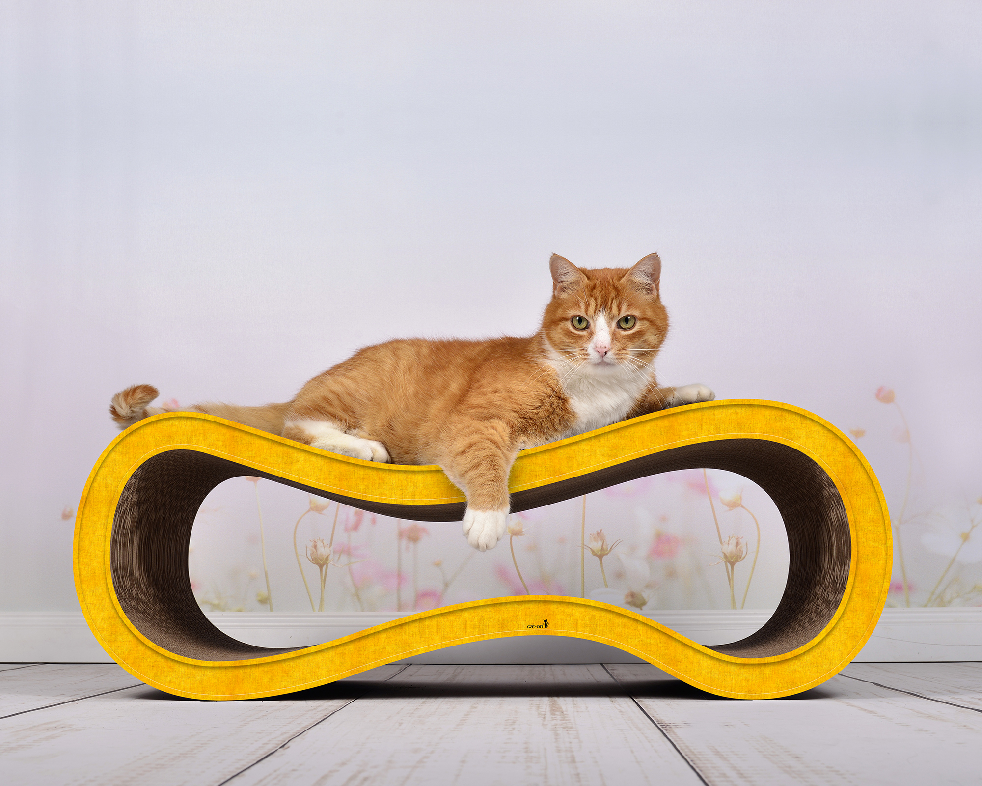 Katze auf SINGHA-L – moderner Design-Kratzbaum aus Kratzpappe von cat-on