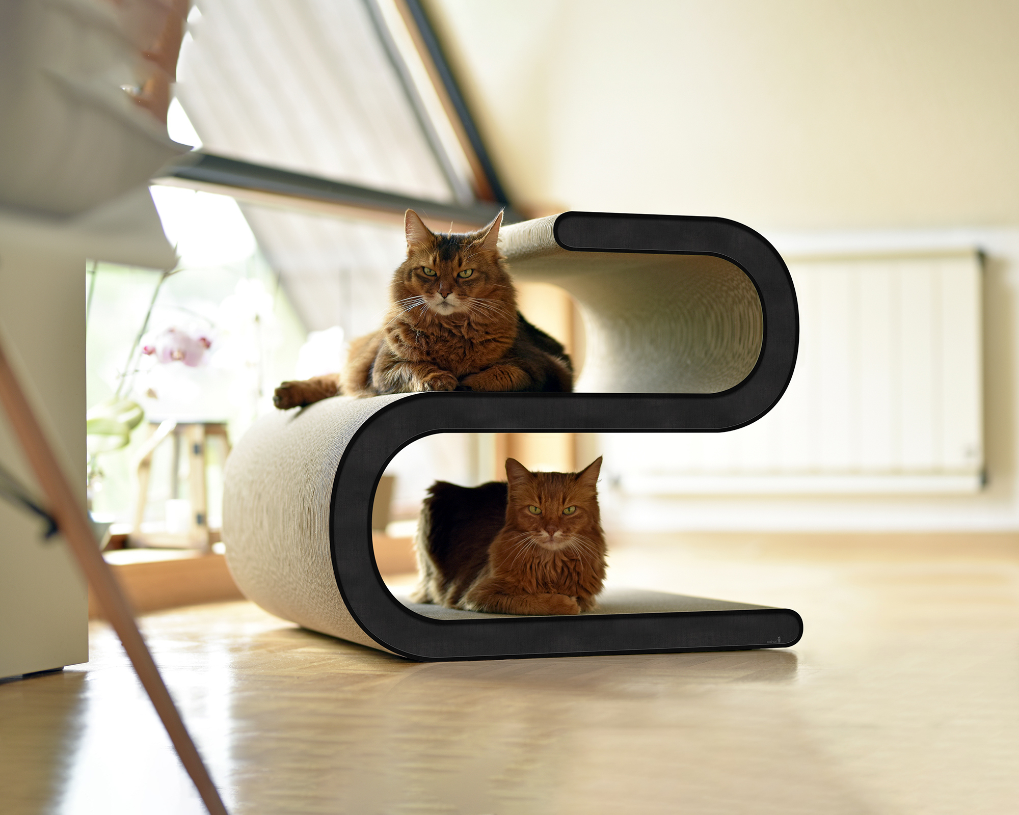 Moderner Design-Kratzbaum Ligne S XL in Schwarz-Anthrazit (013) – klassisches Katzenmöbel aus Wellpappe