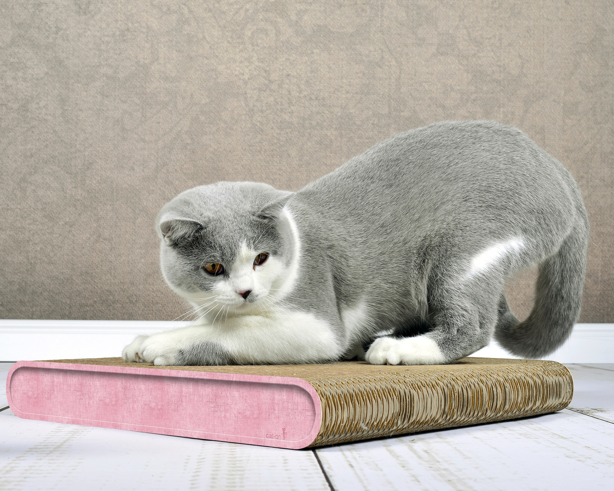 Kratzbrett La Planche in Hellrosa – moderner Liege- und Kratzplatz aus Wellpappe.