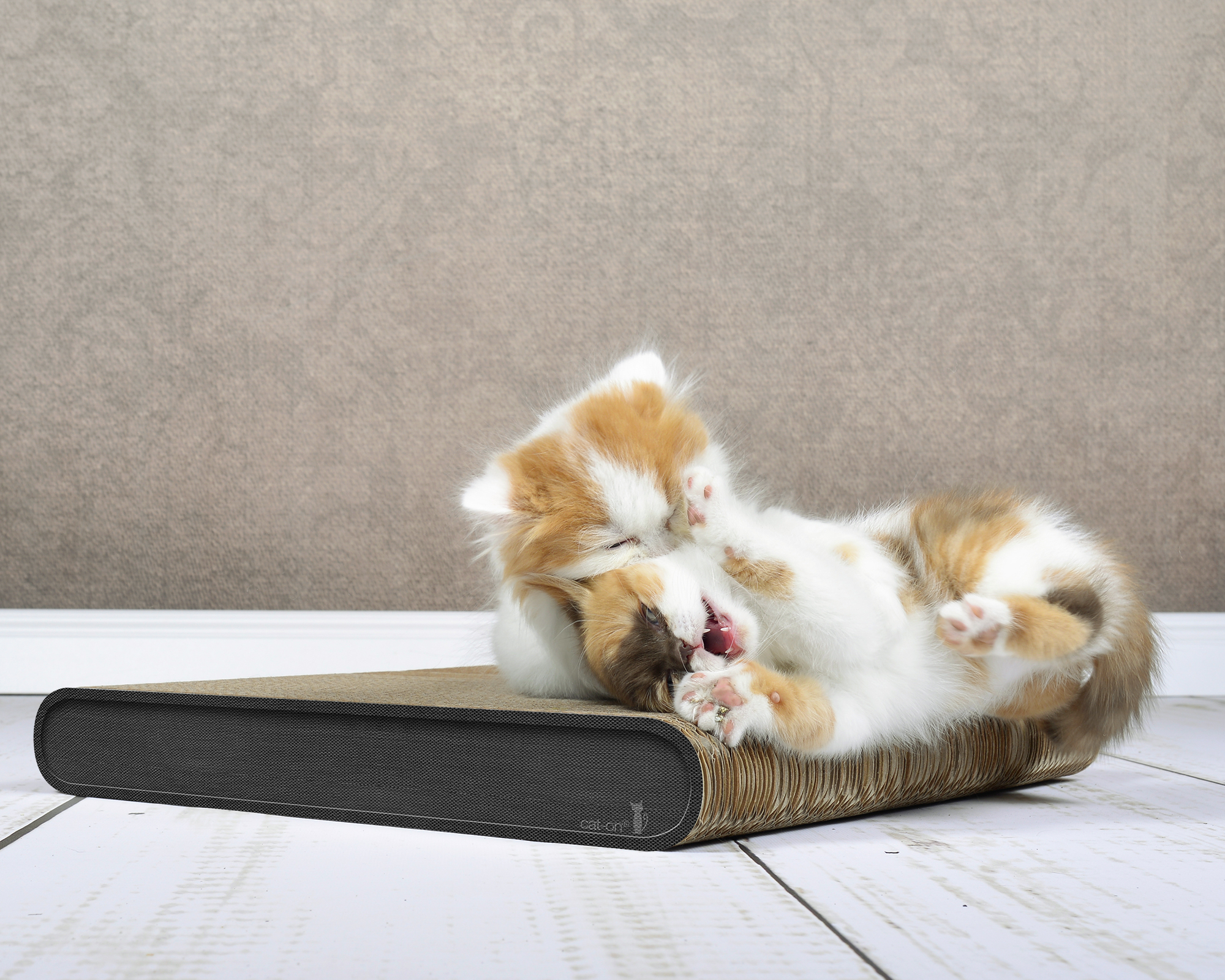 La Planche (013H) in Anthrazit – sichere Kratzfläche aus FSC-Wellpappe.