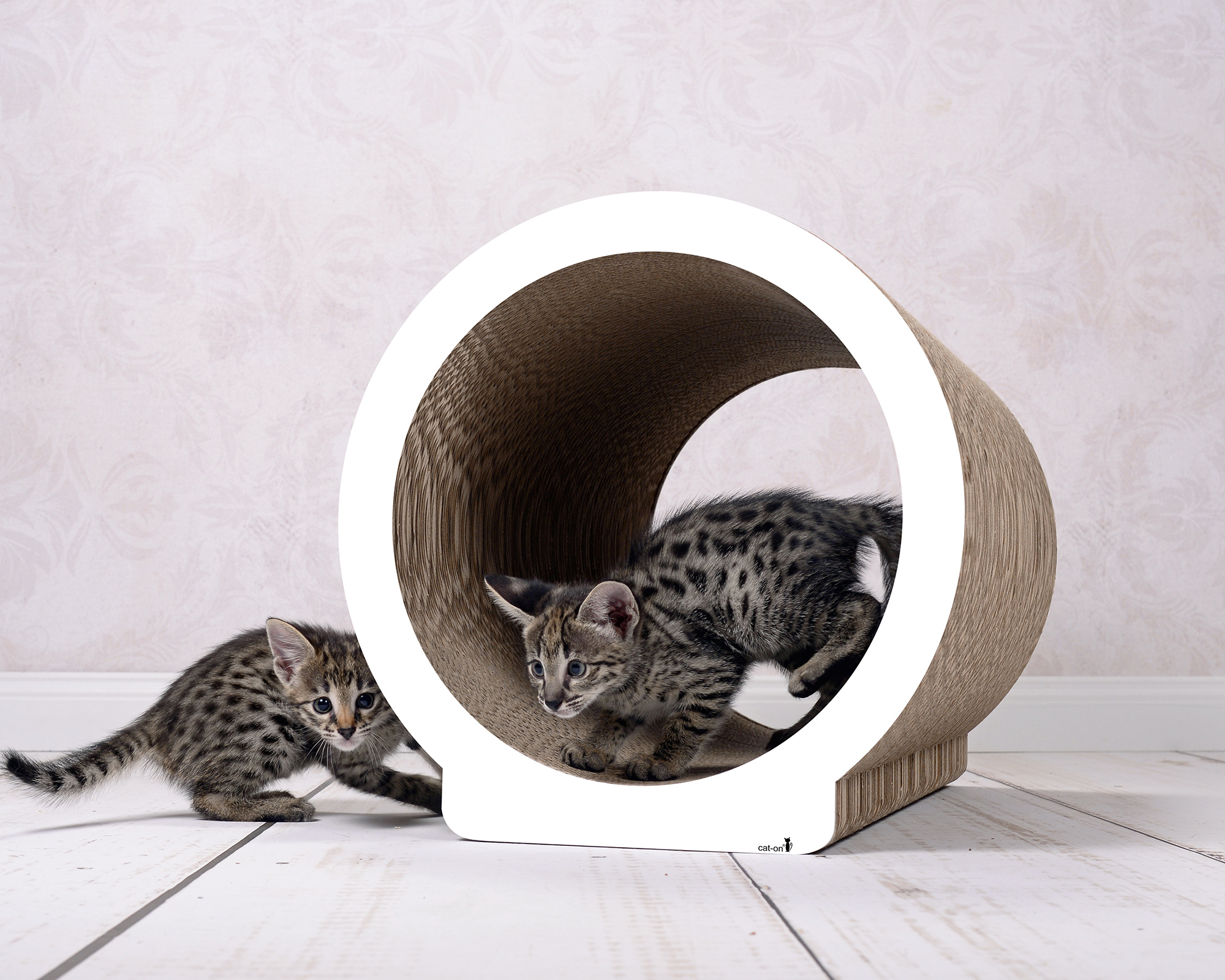 LE ROND Katzenhöhle von cat-on in Weiß – rundes Kratzmöbel aus FSC-zertifizierter Kratzpappe, handgefertigt in Berlin