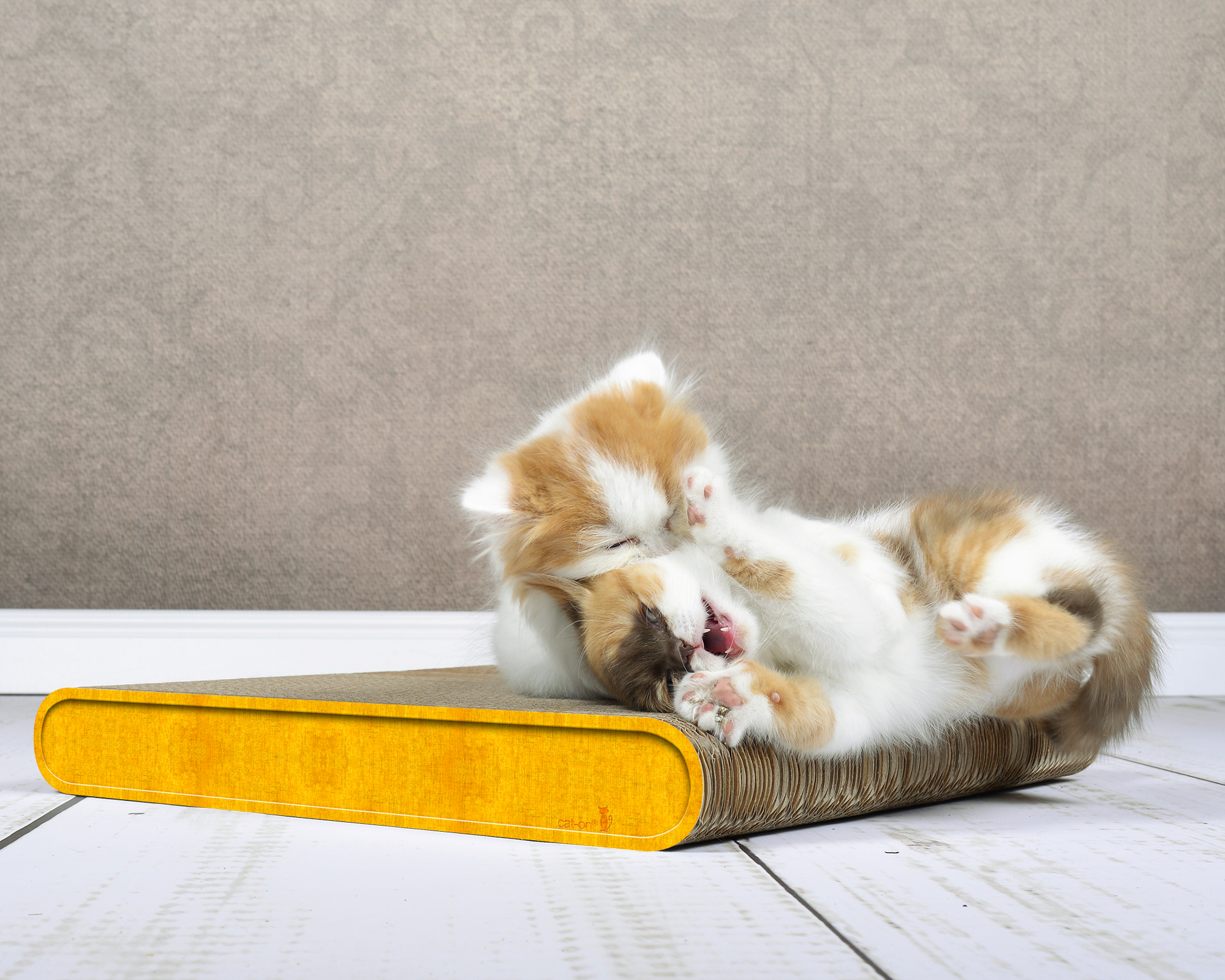 La Planche (004E) in Dunkelgelb – langlebige Kratzpappe, kräftige Farbe.