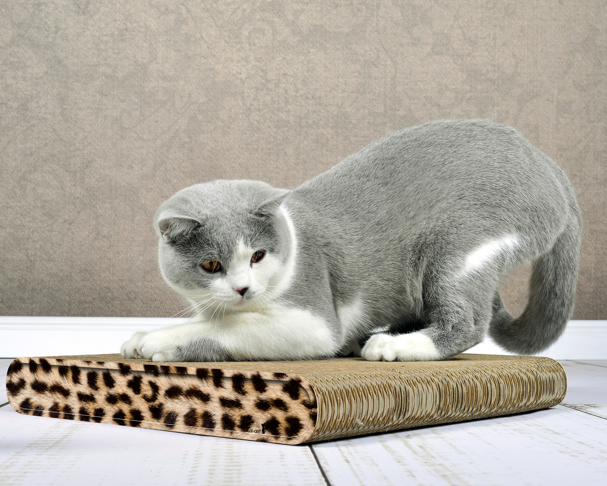 La Planche (052) mit Gepard-Muster – dekoratives Kratzbrett aus starker Wellpappe.