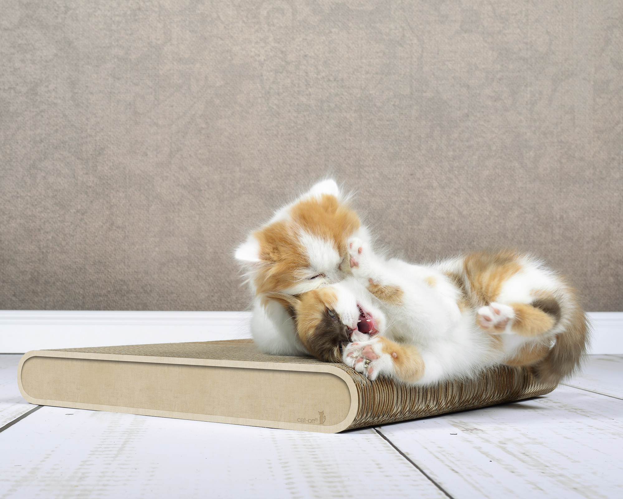 Kratzbrett La Planche in Hellbeige (005F) – stabile, recycelbare Kratzpappe für Katzen.