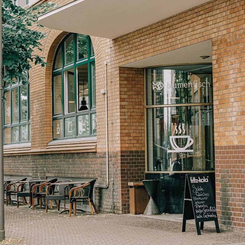 Blumenfisch Store von außen mit Tischen und Stühlen in Berlin