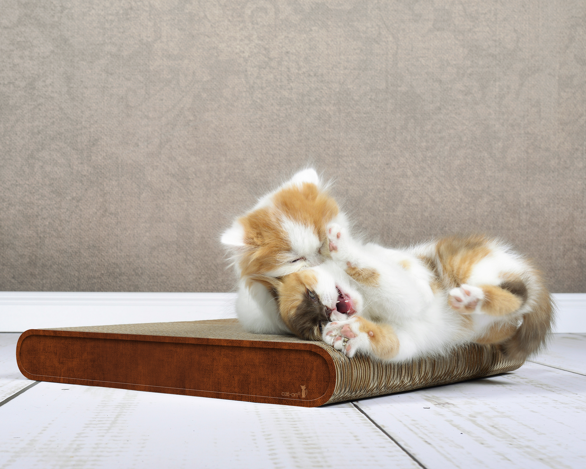 La Planche (002B) in Braun – gemütlicher Liegeplatz und Kratzfläche aus Kratzpappe.