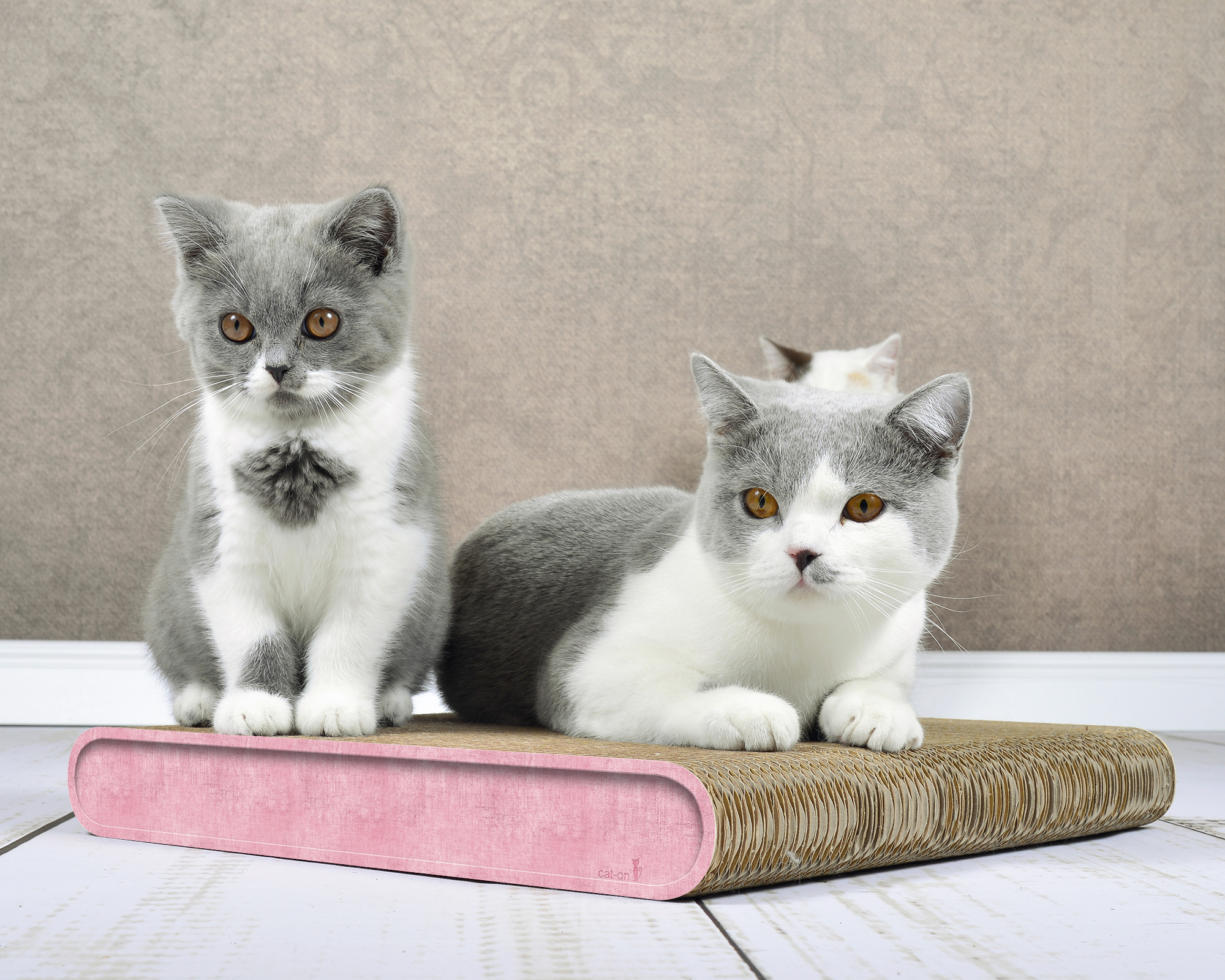 Kratzbrett La Planche in Hellrosa (RAL 3015) – robustes Katzenkratzbrett aus deutscher FSC-Wellpappe, handgefertigt.