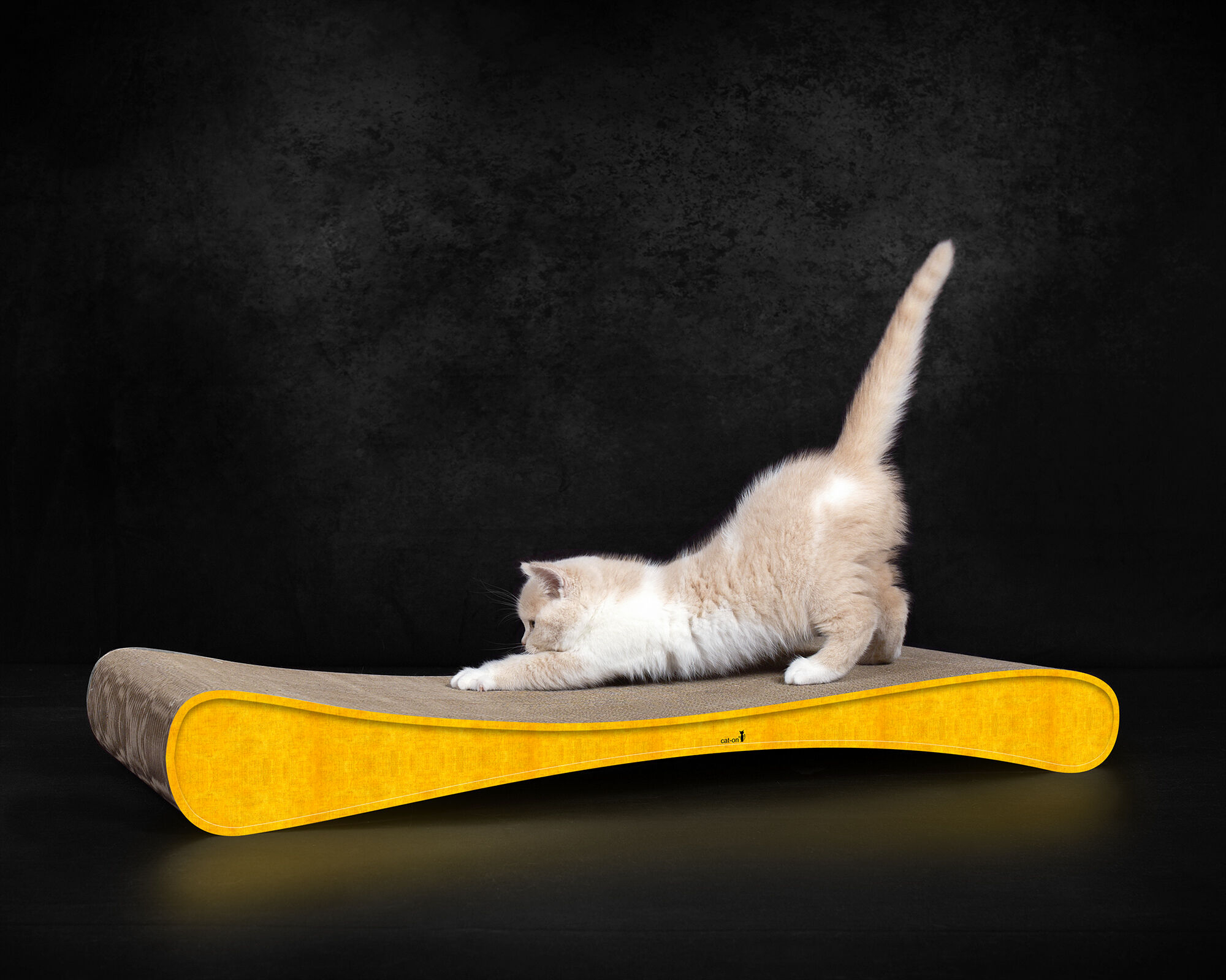 Dunkelgelbes Kratzmöbel für Katzen Grattoir Slim Line - hergestellt in Deutschland