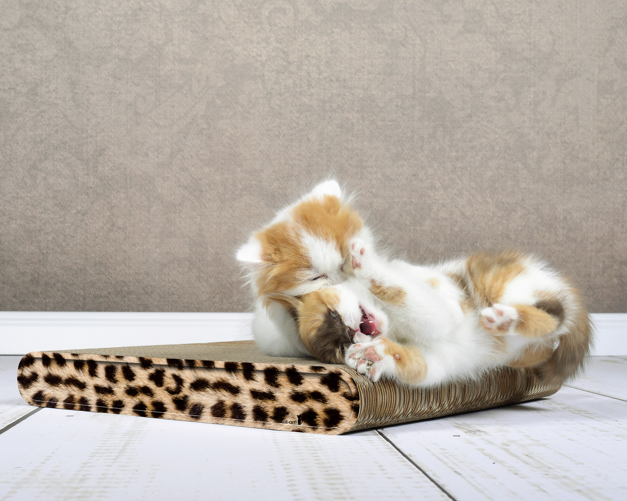 La Planche (052) – kleines Kratzbrett mit Gepard-Design aus FSC-Wellpappe.