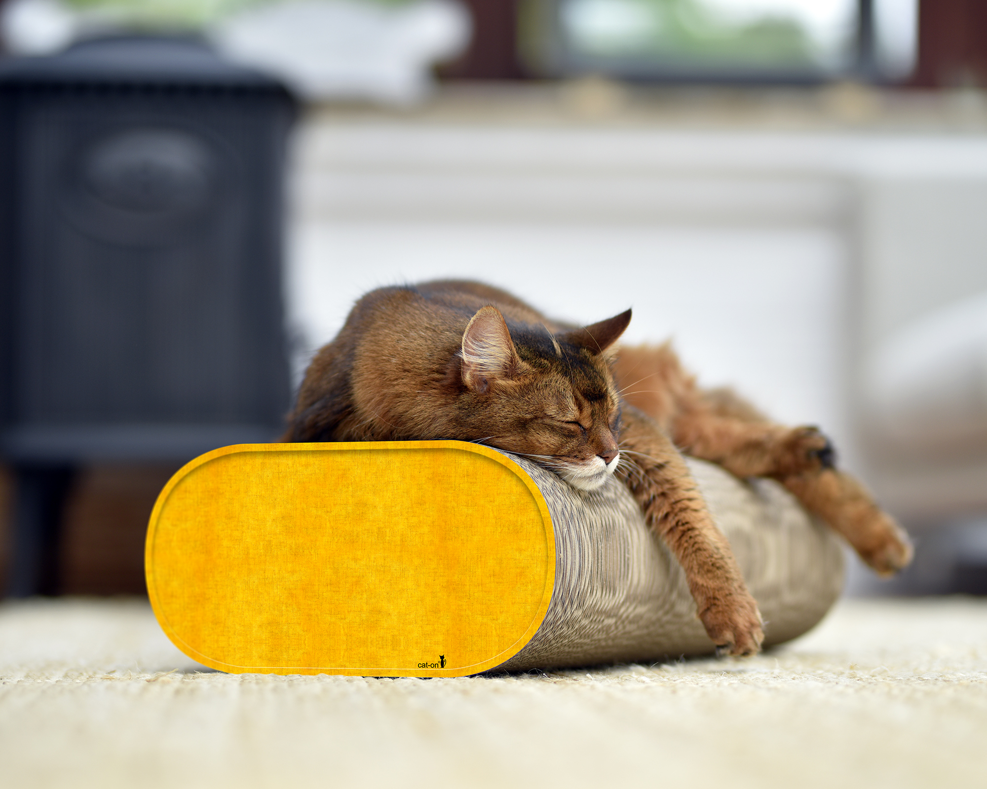 LA BANQUETTE (004E) in Dunkelgelb – langlebiges Kratzbrett aus deutscher Wellpappe.