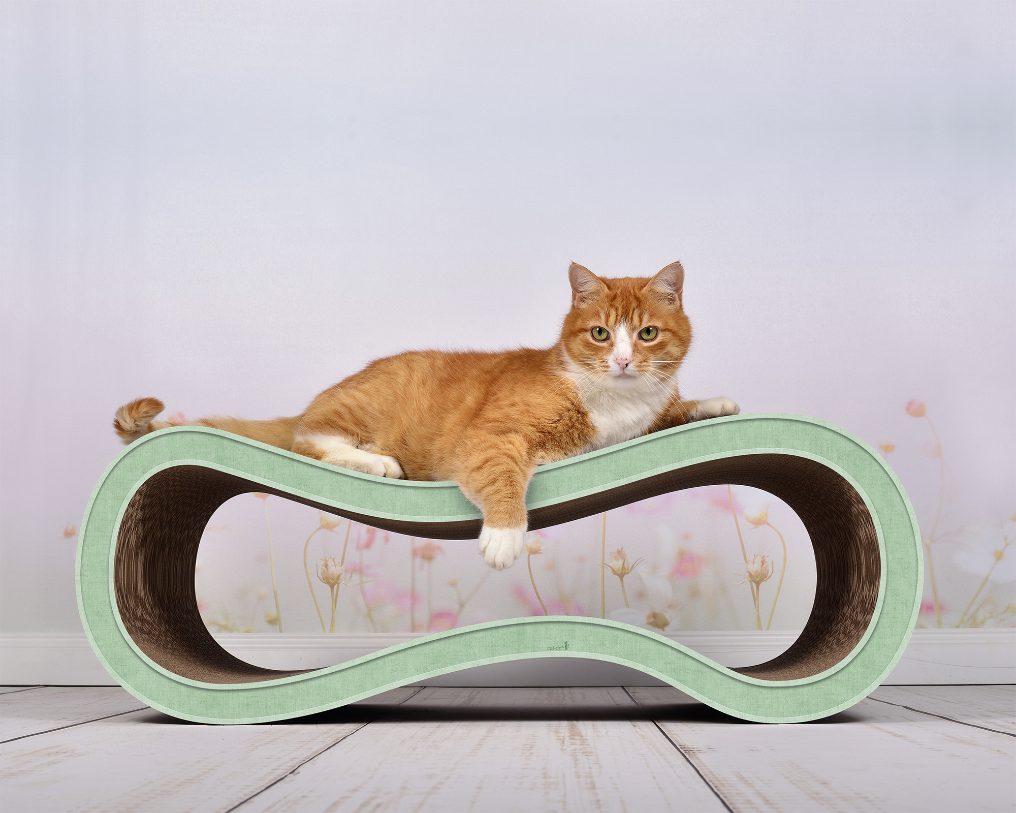 Katze auf SINGHA-L – moderner Design-Kratzbaum aus Kratzpappe von cat-on