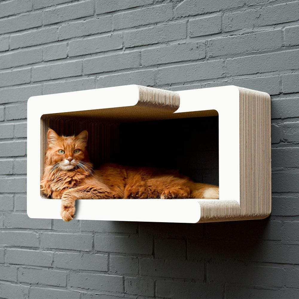 Eine Katze liegt entspannt auf dem KIO TADASHI Wandkratzmöbel im minimalistischen SHIBUI Design – stilvolle Wandliege mit rechter Öffnung.