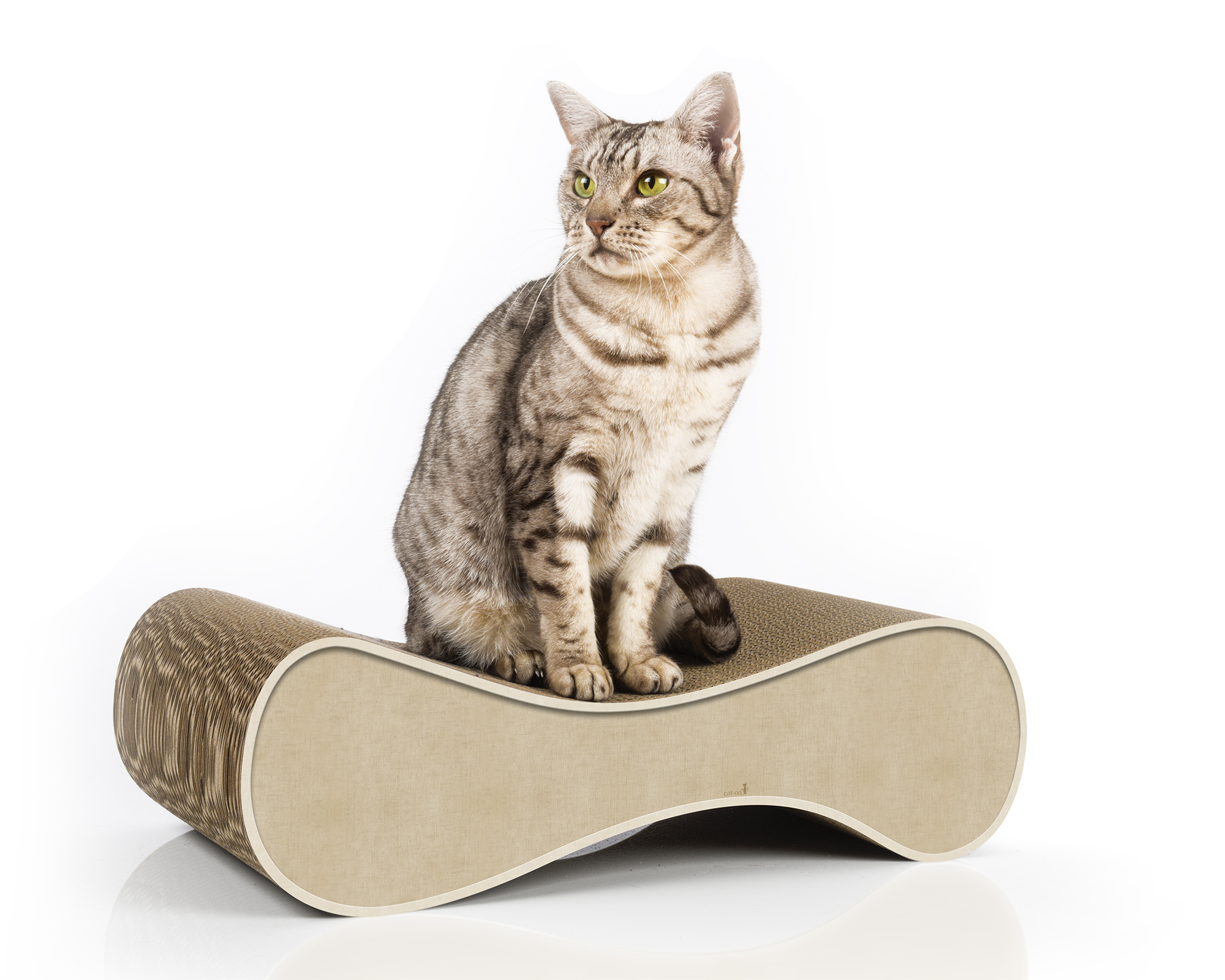 LE VER S Katzensofa in Beige – hochwertiges Katzenmöbel und Liegeplatz aus Kratzpappe, handgefertigt in Deutschland