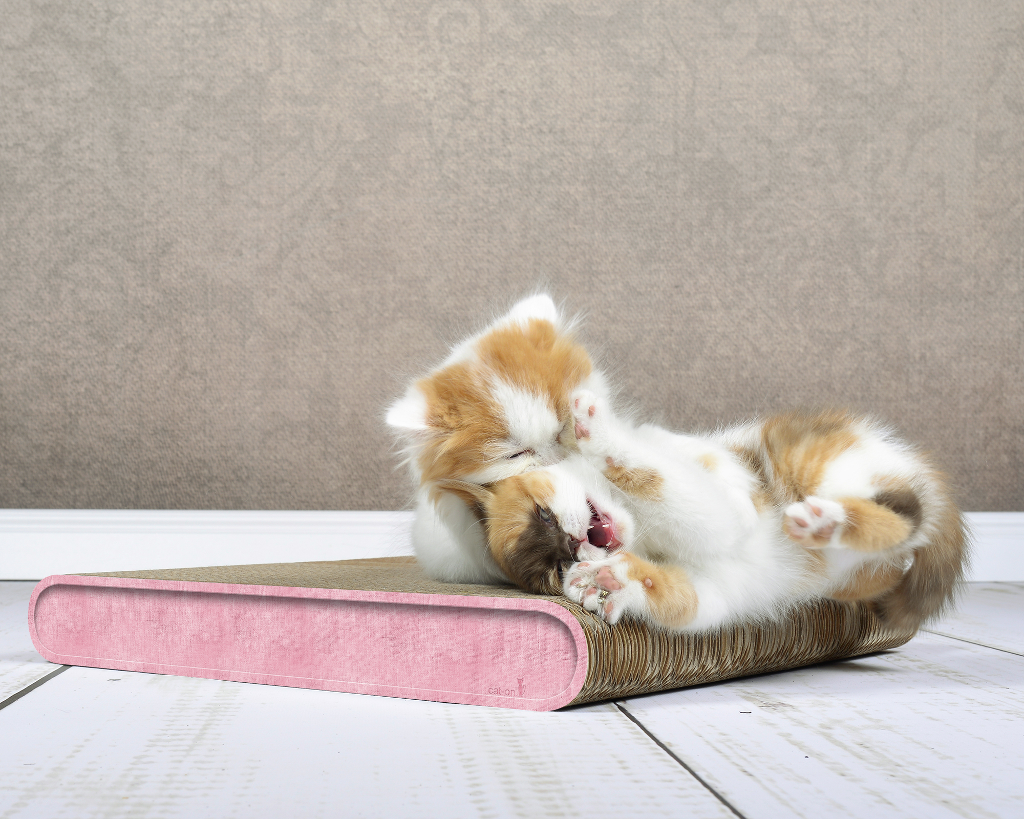 Katzenmöbel La Planche in Hellrosa – langlebige Kratzpappe, nachhaltig gefertigt in Deutschland.