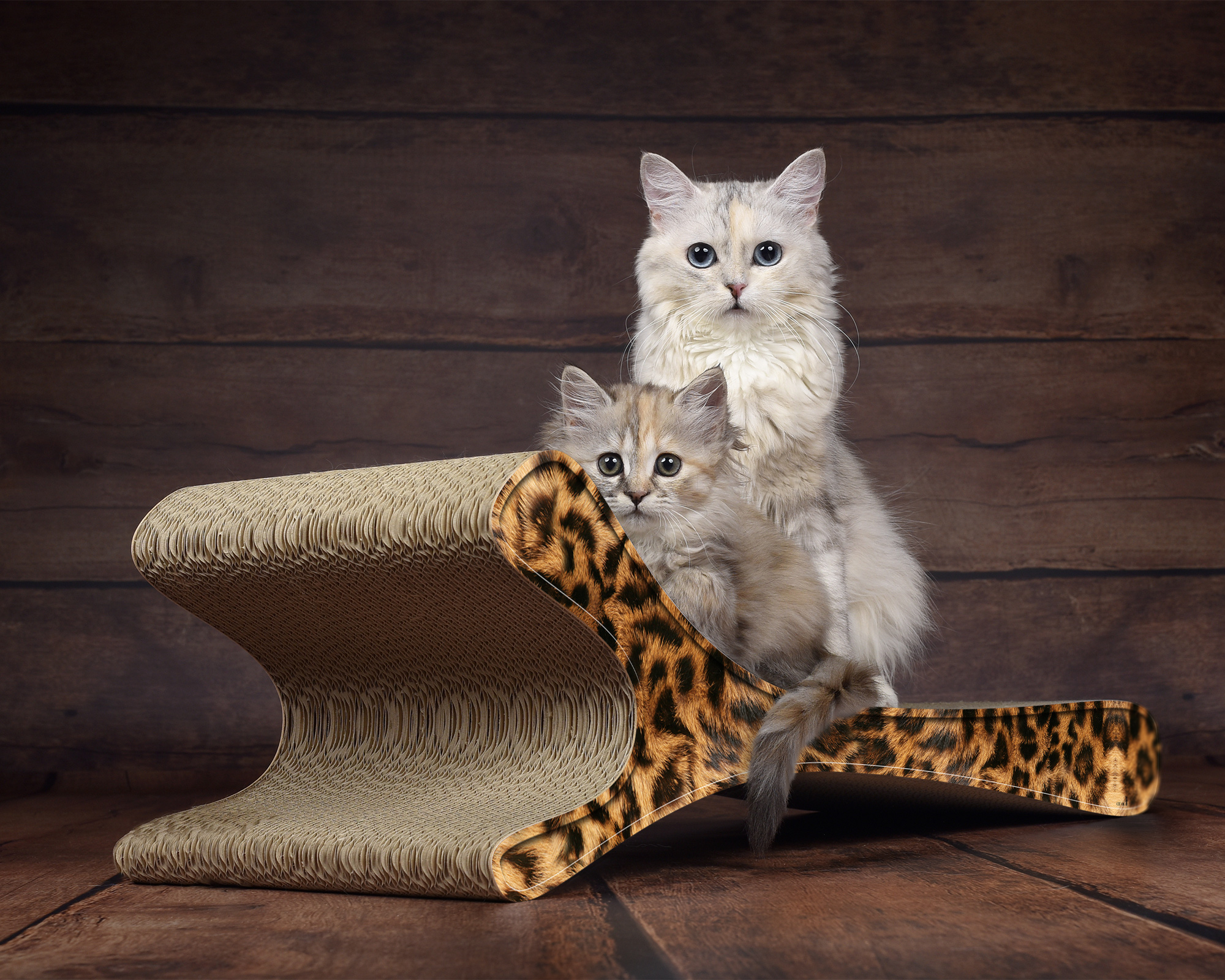 Modell FELINE XL in Gepard-Muster – komfortabler Schlafplatz und Kratzmöbel für Katzen, gefertigt aus Wellpappe
