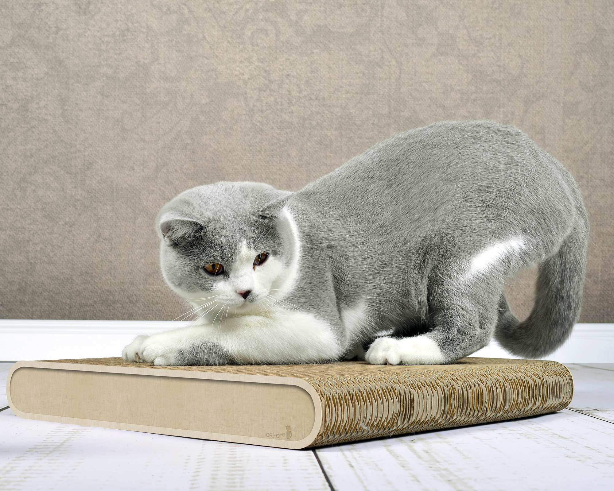Katzenkratzbrett La Planche in Hellbeige (005F) – handgefertigt aus deutscher Wellpappe.