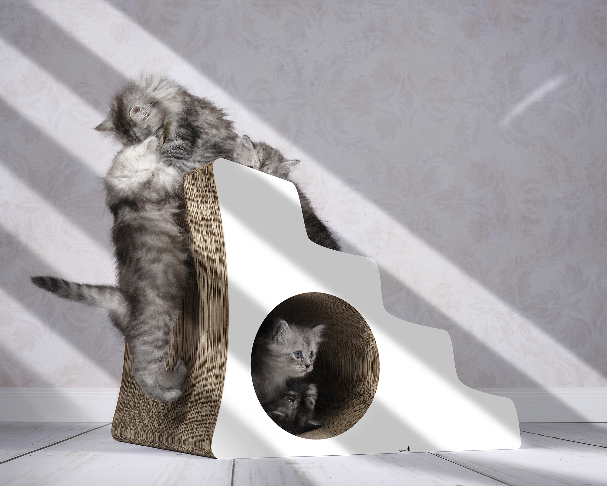 Mehrere Katzen auf LESCALIER Designer Katzentreppe aus Kratzpappe Mehrere kleine Katzen klettern und spielen auf der stilvollen LESCALIER Katzentreppe aus nachhaltiger Kratzpappe, handgefertigt in Berlin.