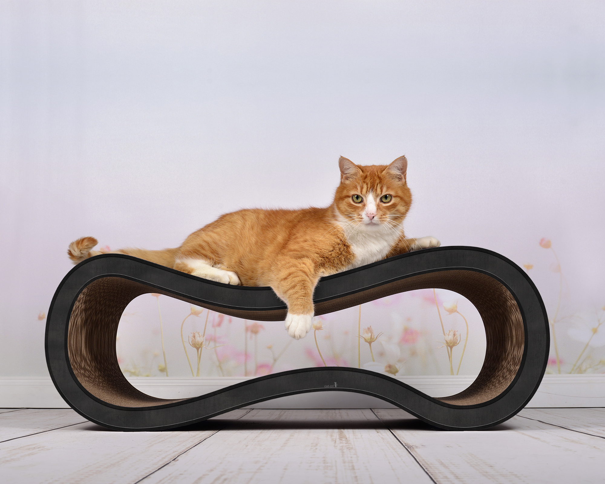 Eleganter Kratzbaum Singha L in Anthrazit-Schwarz (013) – hochwertiges Katzenmöbel mit Katze