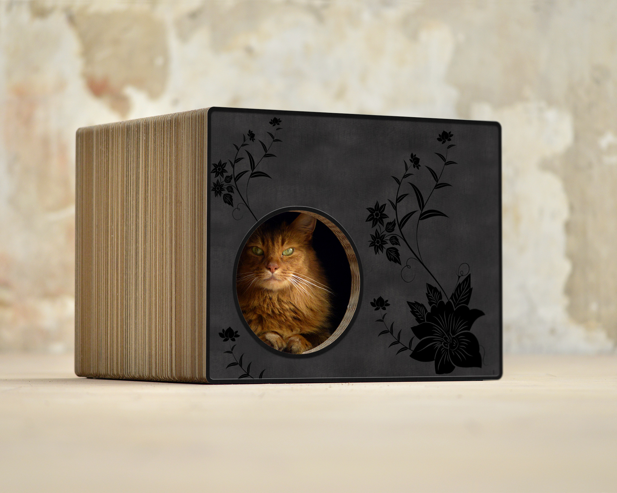 PHREDIA Eckhaus von cat-on, Katze im Inneren des Design-Kratzmöbels aus Wellpappe
